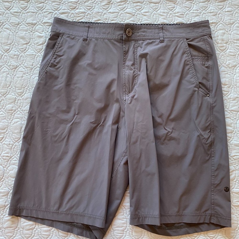Lululemon Men’s Grey Shorts (Large)